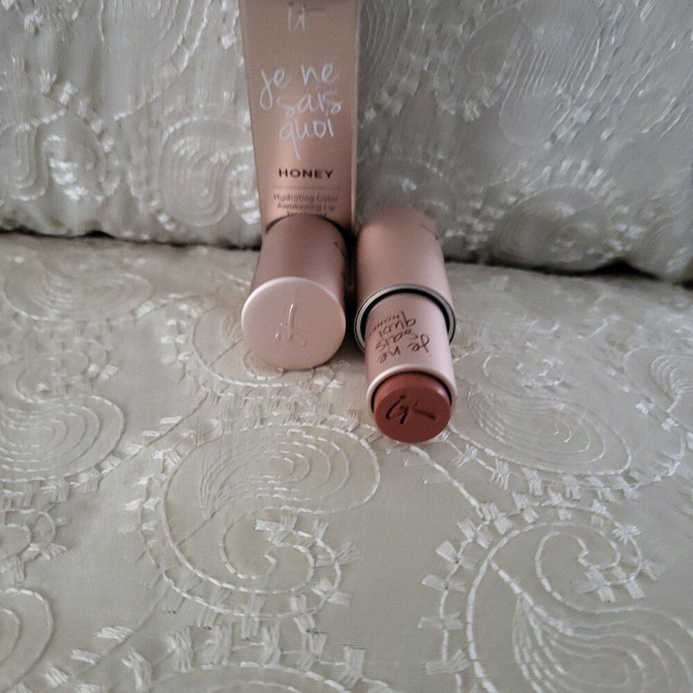 It cosmetic lipstickJe ne sais quoi